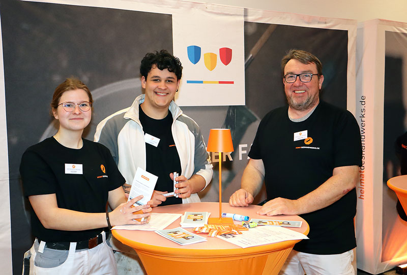 Auf der Ausbildungsplatzbörse in Bünde informierten die beiden Azubis Santino Mistretta und Leonie Bauer mit Unterstützung von Ausbilder Wolfram Plöger die interessierten Schülerinnen und Schüler. Foto: Christian Weber