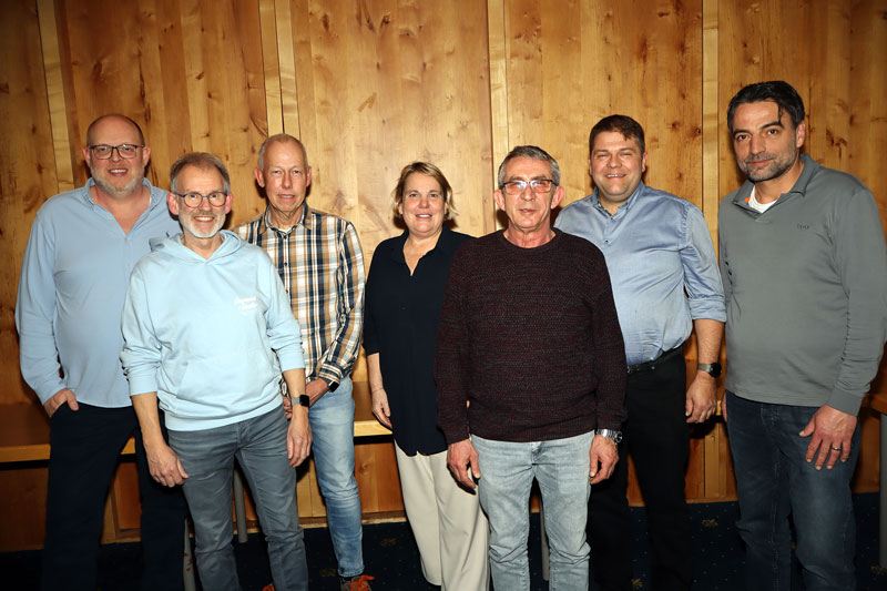 Vorstandswahlen standen auf der Tagesordnung der jüngsten Versammlung der Maler- und Lackierer-Innung Herford. Das neue Obermeister-Team bilden Thomas Elbracht (2. v. r.) und Ingo Koßert (r.). Sie werden unterstützt von Sebastian Gard (l.), Ehrenobermeister Frank Krüger (2. v. l.), Marco Eimertenbrink (3. v. l.), Taifun Azmanlar (3. v. r.) und Innungsgeschäftsführerin Martina Hannen. Foto: Christian Weber
