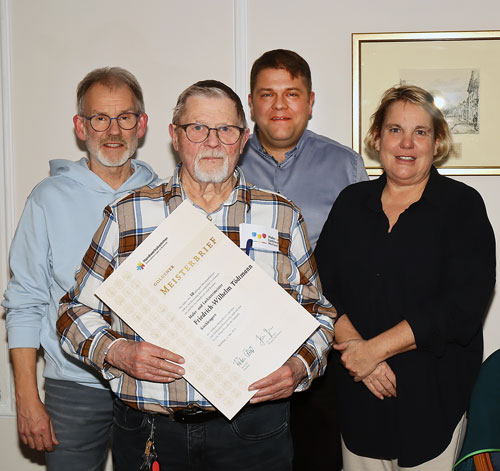 Über seinen Goldenen Meisterbrief freut sich Friedrich-Wilhelm Tödtmann (2. v. l.). Überreicht wurde die Urkunde vom neuen Ehrenobermeister Frank Krüger (l.) verbunden mit den Glückwünschen von Obermeister Thomas Elbracht und Innungsgeschäftsführerin Martina Hannen.